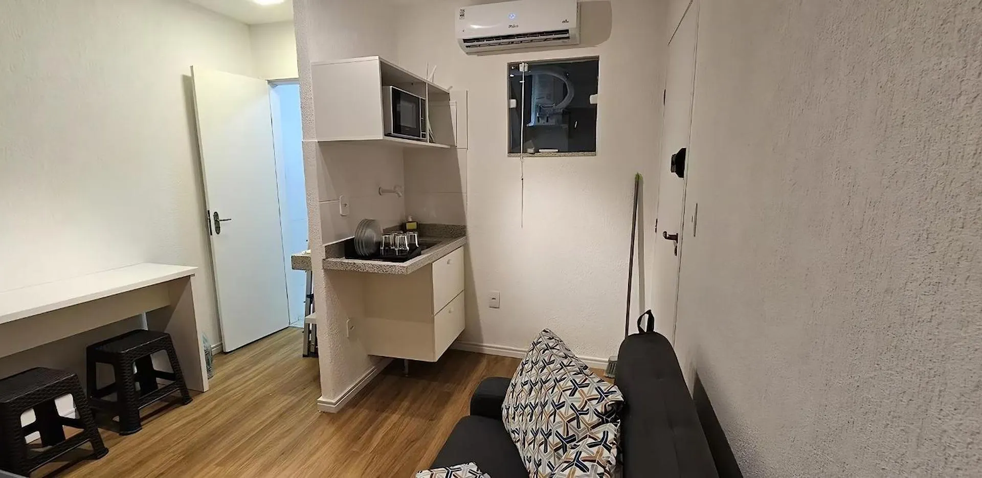 Suites - 100M Da Praia Do Forte - Cabo Frio Com Ar E Wi Fi 0*,  Brasile